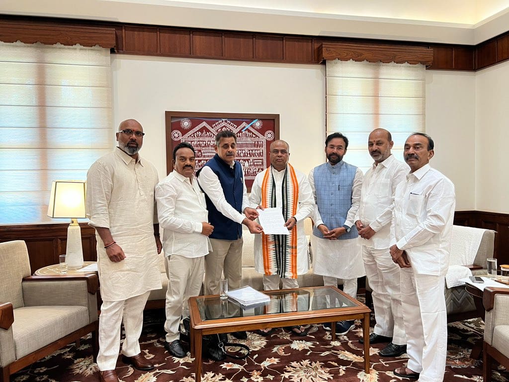 भाजपा सांसदों ने एचसीयू भूमि विवाद पर केंद्रीय मंत्रियों से मुलाकात कर भूमि संरक्षण और जैव विविधता की रक्षा के लिए कार्रवाई की माँग की।