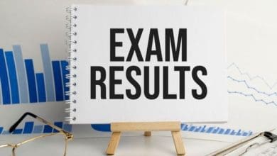 एसएससी रिजल्ट 2025 में सफल छात्र-छात्राएं खुशी मनाते हुए