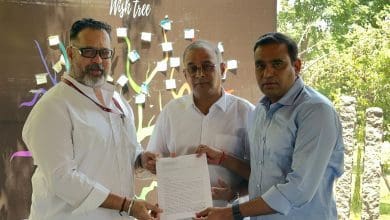 सीईसी से मुलाक़ात करते सांसद चामला और रघुराम रेड्डी की तस्वीर