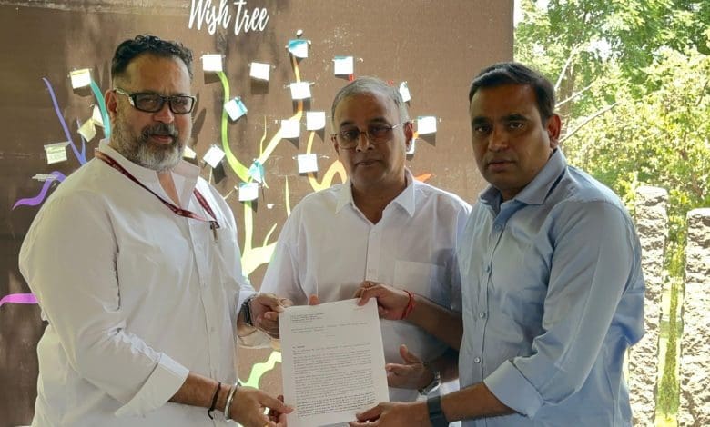 सीईसी से मुलाक़ात करते सांसद चामला और रघुराम रेड्डी की तस्वीर