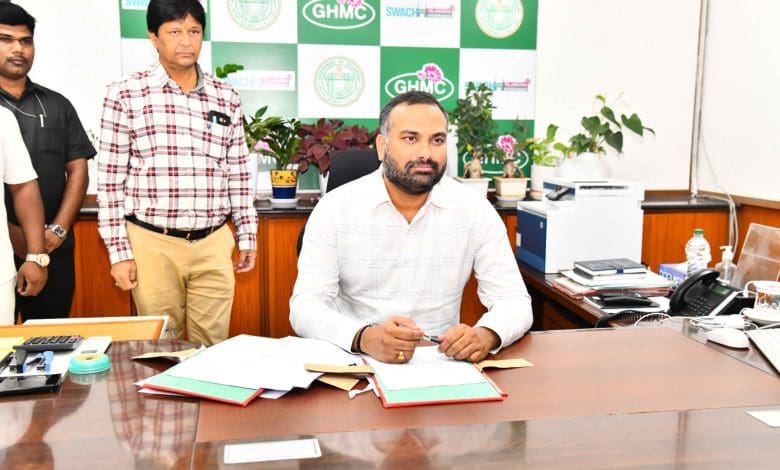 GHMC आयुक्त पद संभालते आर.वी. कर्णन की तस्वीर