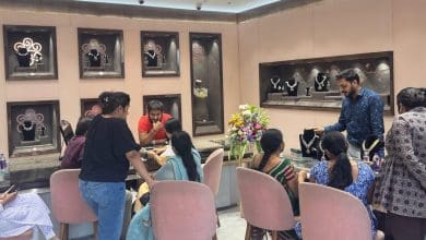 बृंदा गोल्ड एंड डायमंड्स में सोने और हीरे के आभूषणों की प्रदर्शनी, जहां नवीनतम फ्यूजन, डायमंड पोल्की, कुंदन और विक्टोरिया ज्वेलरी देखी जा सकती हैं।