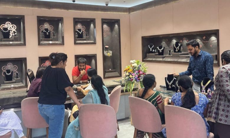 बृंदा गोल्ड एंड डायमंड्स में सोने और हीरे के आभूषणों की प्रदर्शनी, जहां नवीनतम फ्यूजन, डायमंड पोल्की, कुंदन और विक्टोरिया ज्वेलरी देखी जा सकती हैं।