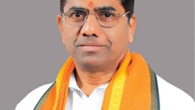 भाजपा नेता एन. गौतम राव एमएलसी चुनाव के लिए नामांकन दाखिल करते हुए