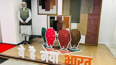 स्पेशल हैंडलूम एक्सपो में प्रदर्शित रंग-बिरंगे हथकरघा कपड़े और पारंपरिक बुनाई के उत्पाद