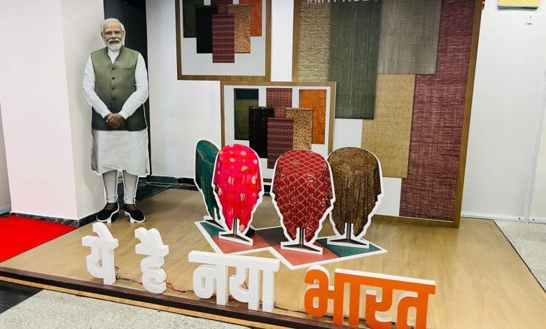 स्पेशल हैंडलूम एक्सपो में प्रदर्शित रंग-बिरंगे हथकरघा कपड़े और पारंपरिक बुनाई के उत्पाद