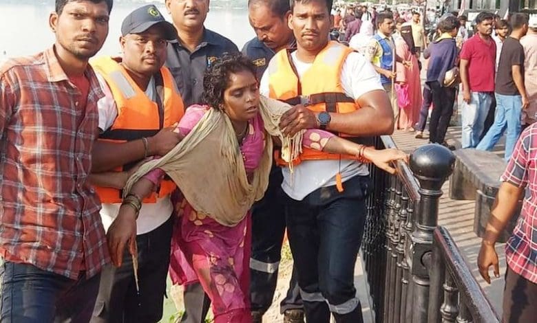 टैंकबंड में आत्महत्या कर रही महिला को बचाया गया