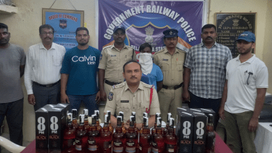 हिसार एक्सप्रेस से जब्त की गई शराब की बोतलें और आरोपी