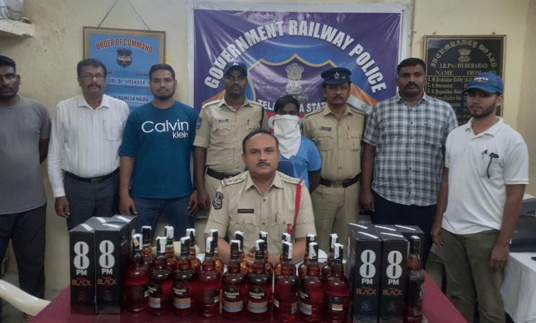 हिसार एक्सप्रेस से जब्त की गई शराब की बोतलें और आरोपी