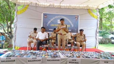 साइबराबाद पुलिस आयुक्तालय में सेलफोन्स लौटाते अधिकारी