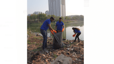 अक्षयकल्प ऑर्गेनिक द्वारा पीरन चेरुवु झील की सफाई करते हुए स्वयंसेवक