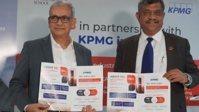 ईबीएस और केपीएमजी के बीच शिक्षा करार की घोषणा करते अधिकारी