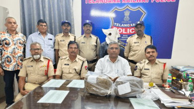 गांजा के साथ गिरफ्तार तस्कर को दिखाती हुई सिकंदराबाद रेलवे पुलिस