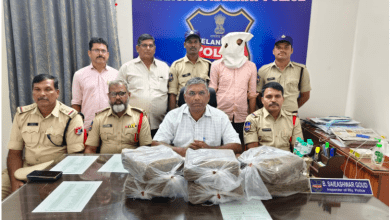 सिकंदराबाद रेलवे स्टेशन पर गांजा तस्करी करते पकड़ा गया तस्कर और जब्त गांजे के पैकेट