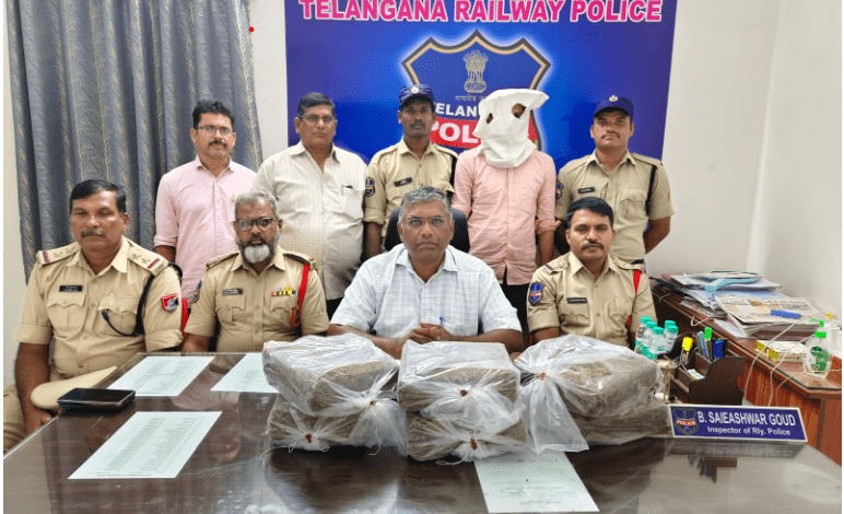 सिकंदराबाद रेलवे स्टेशन पर गांजा तस्करी करते पकड़ा गया तस्कर और जब्त गांजे के पैकेट