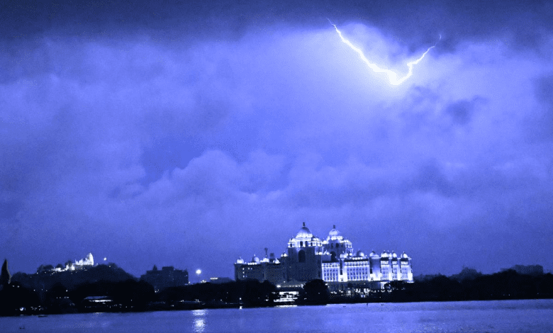 हैदराबाद में तूफानी बारिश के बाद गिरे पेड़ और ट्रैफिक जाम का दृश्य