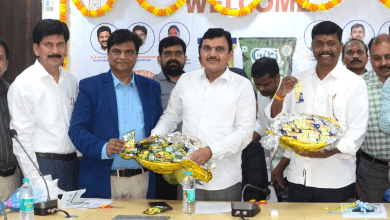 गिरी नेचर मिलेट स्नैक्स के लॉन्च इवेंट में उपस्थित अधिकारी और उत्पाद