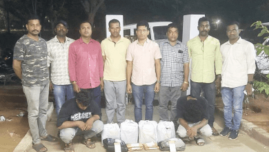 गांजा और मोबाइल जब्त कर हैदराबाद में दो तस्करों को गिरफ्तार करती आबकारी पुलिस