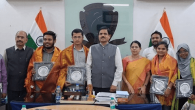 OU इंजीनियरिंग छात्रों को प्लेसमेंट पर सम्मानित करते कुलपति प्रो. कुमार मोलुगरम