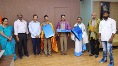 तेलंगाना RTC एमडी सज्जनार आशा वर्कर और ग्रुप-1 रैंकर को सम्मानित करते हुए