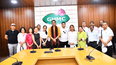 नागालैंड सिविल सेवा अधिकारी हैदराबाद जीएचएमसी मुख्यालय में प्रस्तुति देखते हुए