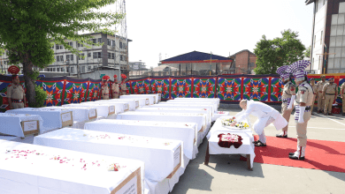 पहलगाम हमले में शहीदों को श्रद्धांजलि अर्पित करते अमित शाह