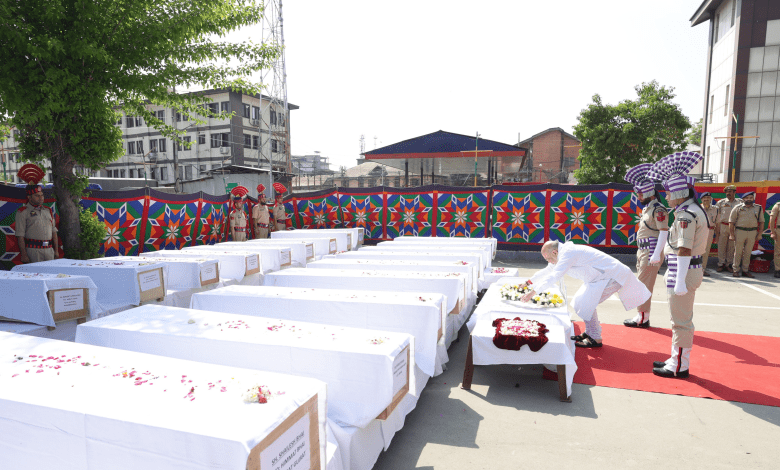 पहलगाम हमले में शहीदों को श्रद्धांजलि अर्पित करते अमित शाह