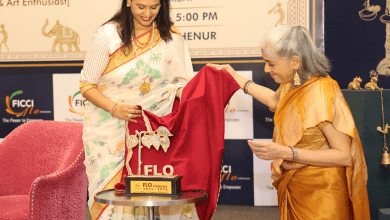 रत्ना पाठक शाह एफएलओ के कार्यक्रम में कला और शिल्प पर बोलती हुईं