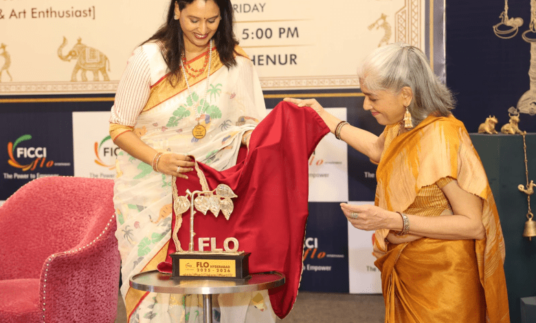 रत्ना पाठक शाह एफएलओ के कार्यक्रम में कला और शिल्प पर बोलती हुईं