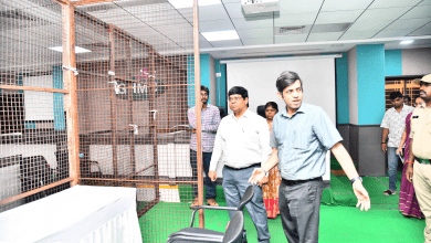 जीएचएमसी में एमएलसी चुनाव मतगणना केंद्र की व्यवस्था का निरीक्षण करते अधिकारी