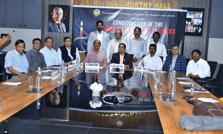 एफटीसीसीआई के प्रतिनिधि पहलगाम हमले के खिलाफ प्रेस मीट में शामिल होते हुए