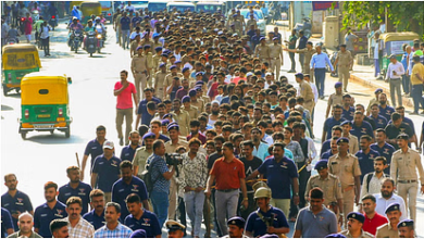 गुजरात पुलिस द्वारा अवैध बांग्लादेशी नागरिकों की हिरासत की कार्रवाई का दृश्य