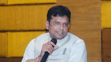 आईटी मंत्री श्रीधर बाबू भारत समिट 2025 में फोटो प्रदर्शनी का उद्घाटन करते हुए