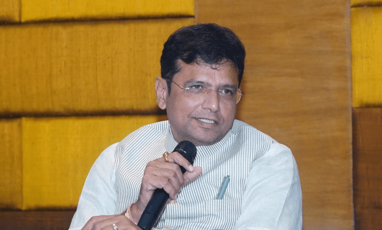 आईटी मंत्री श्रीधर बाबू भारत समिट 2025 में फोटो प्रदर्शनी का उद्घाटन करते हुए