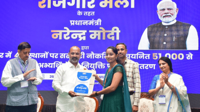 हैदराबाद एमसीआरएचआरडी संस्थान में रोजगार मेला के दौरान नियुक्ति पत्र सौंपते केंद्रीय मंत्री बंडी संजय