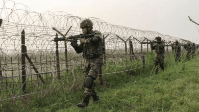 एलओसी पर गोलीबारी के बाद भारतीय सैनिक जवाबी कार्रवाई करते हुए