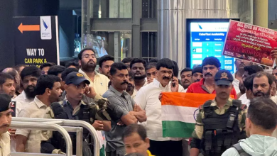हैदराबाद एयरपोर्ट पर सुरक्षित लौटे तेलंगाना के पर्यटकों का स्वागत