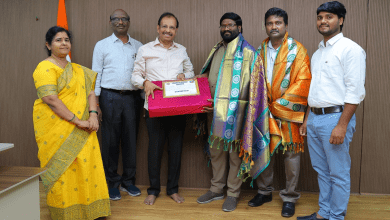 टीएसआरटीसी कंडक्टर वेंकटेश्वरलु को ईमानदारी के लिए सम्मानित करते एमडी