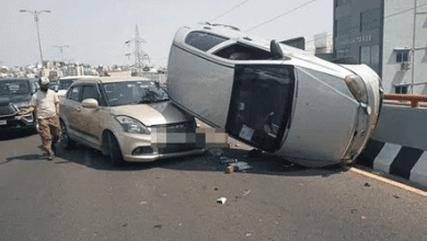 पीवीएनआर एक्सप्रेस वे पर दुर्घटनाग्रस्त पलटी हुई कार और पुलिस जांच