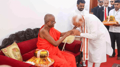 PM मोदी श्रीलंका के जय श्री महाबोधि मंदिर में दर्शन करते हुए