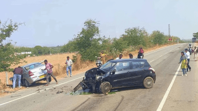 कार दुर्घटना में क्षतिग्रस्त वाहन और मौके पर मौजूद पुलिस व स्थानीय लोग