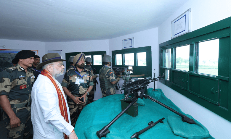 गृह मंत्री अमित शाह जम्मू-कश्मीर में प्रेस कॉन्फ्रेंस करते हुए