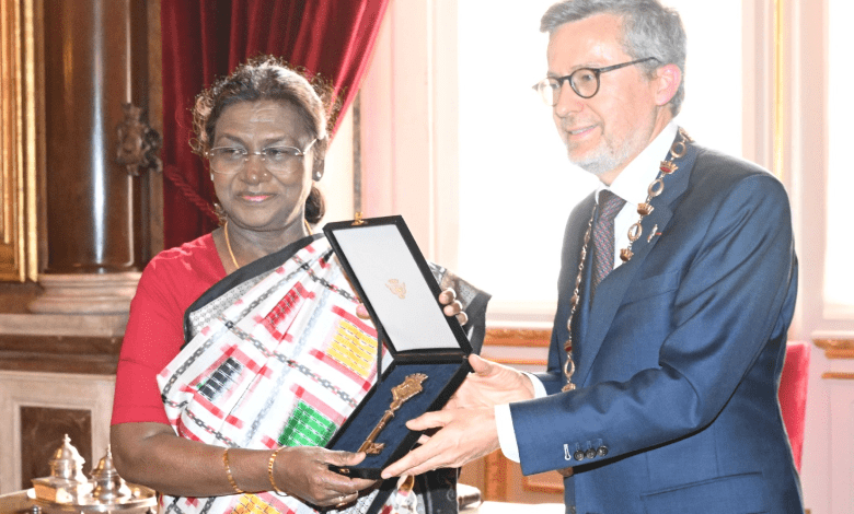 लिस्बन में राष्ट्रपति द्रौपदी मुर्मु को 'सिटी की ऑफ ऑनर' सम्मान प्राप्त करते हुए