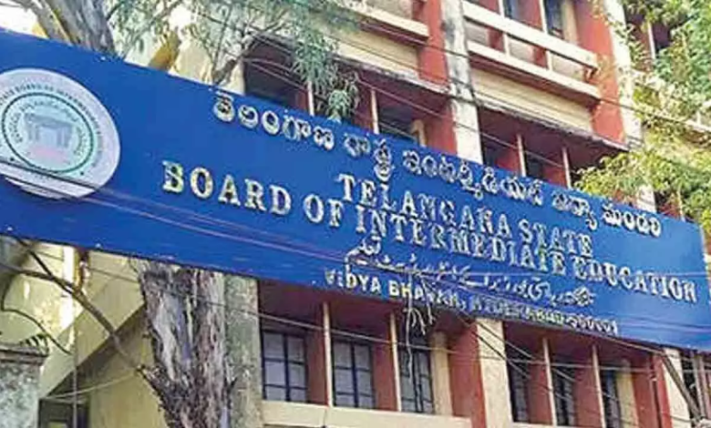 प्रोजेक्ट सर्व के तहत डिजिटल शिक्षा सत्र में भाग लेते छात्र