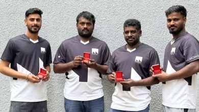 सिंगापुर में 'लाइफसेवर अवार्ड' लेते भारतीय नागरिक