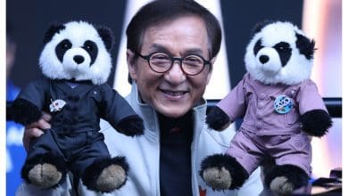 लोकार्नो फिल्म महोत्सव में सम्मानित होते जैकी चैन की तस्वीर