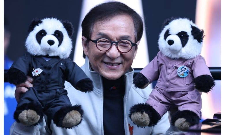 लोकार्नो फिल्म महोत्सव में सम्मानित होते जैकी चैन की तस्वीर