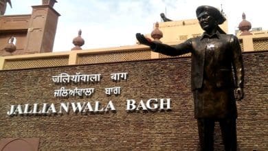 प्रधानमंत्री मोदी जलियांवाला बाग के शहीदों को श्रद्धांजलि देते हुए