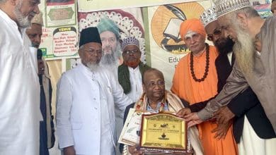 अंजनी कुमार गोयल को ख़ुमार पुरस्कार प्राप्त करते हुए