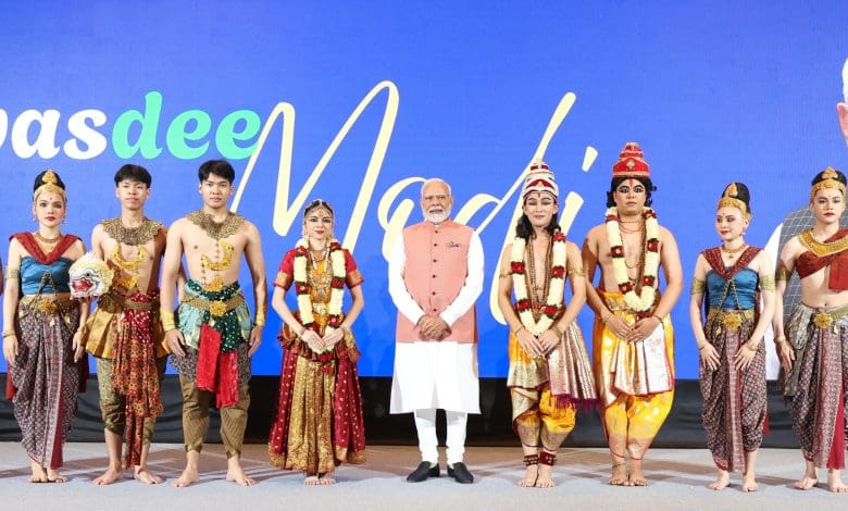 बैंकॉक में 'रामकियेन' का मंचन देखते प्रधानमंत्री नरेंद्र मोदी